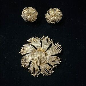 1631 * Monet Vintage Cordelia Gold Textured Brooch and Earring Set